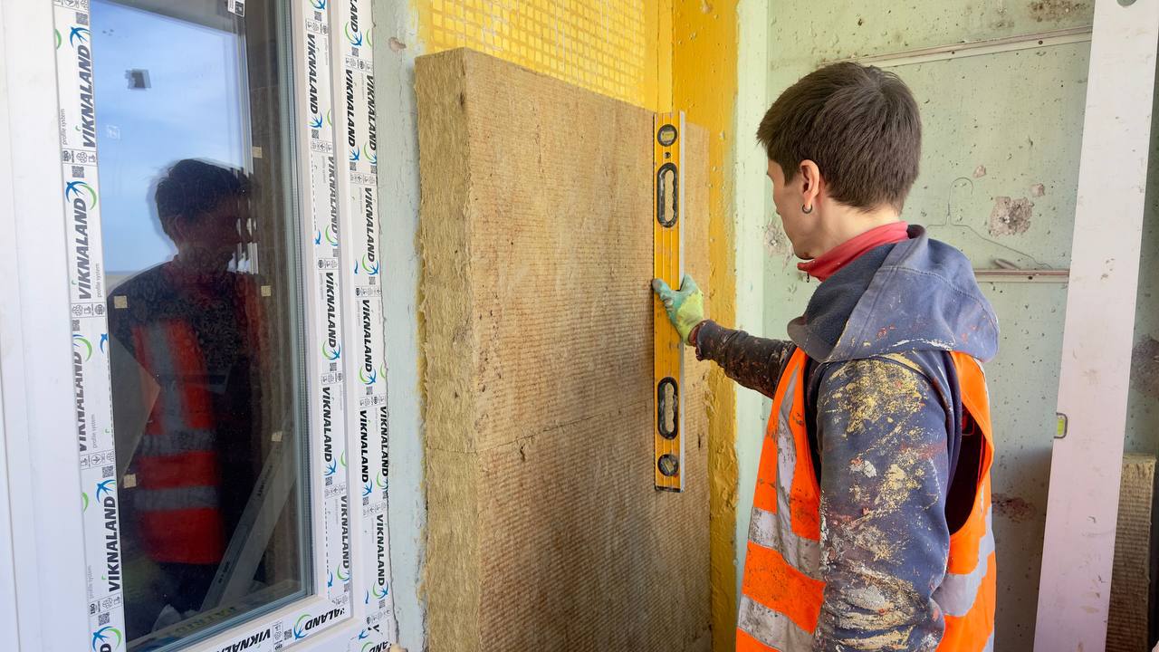 Пошкоджений обстрілами будинок у Харкові набуває нового вигляду